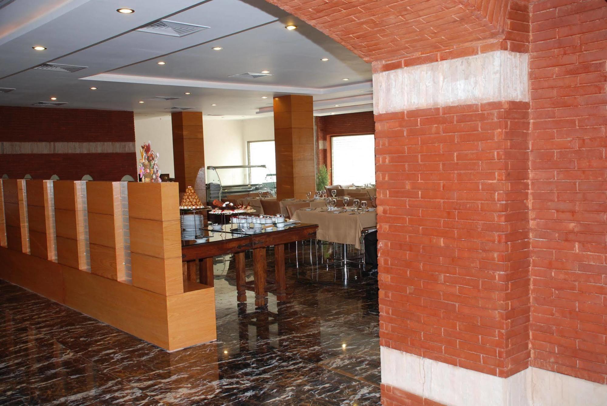 Hotel One Faisalabad Restaurant photo